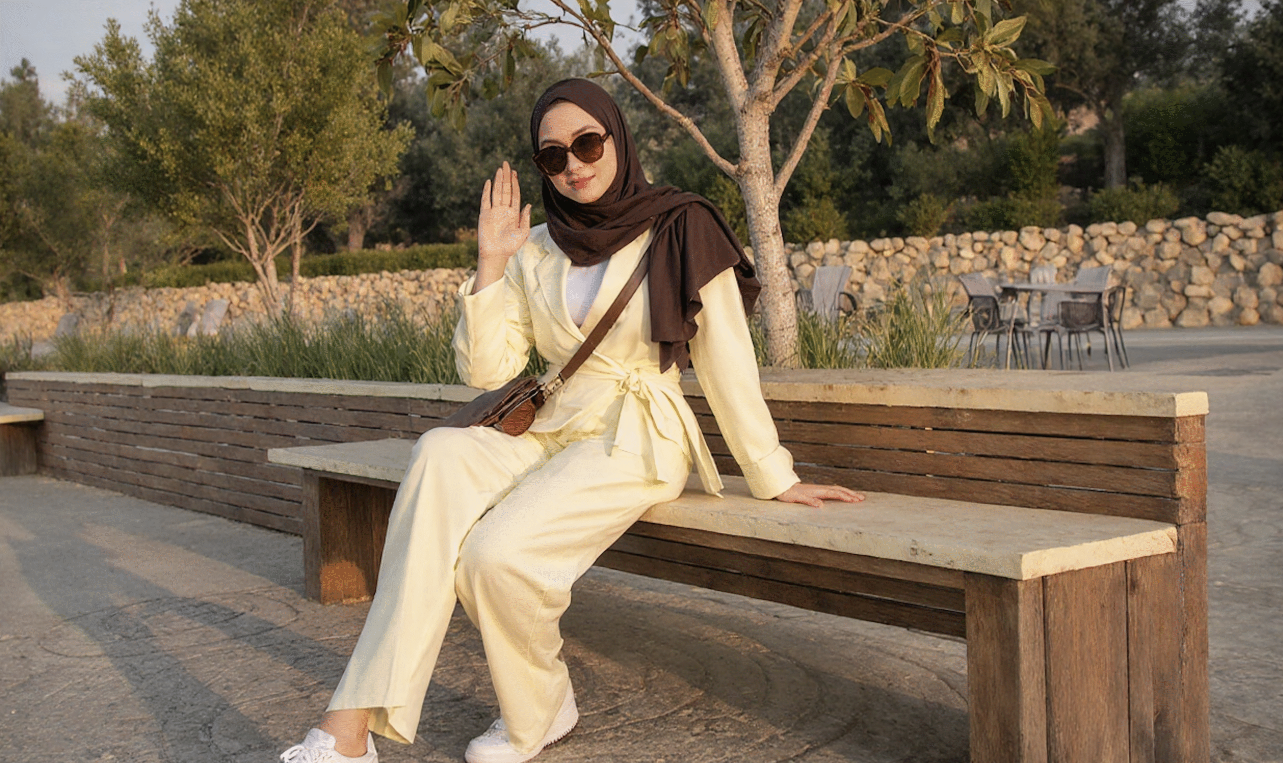 إطلالة محجبة ببدلة صفراء أنيقة وحجاب بني في جلسة خارجية - Hijabi outfit with elegant yellow suit and brown scarf during an outdoor sitting
