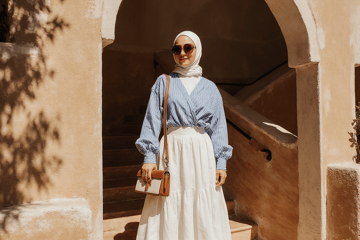 إطلالة صيفية محتشمة وأنيقة بقميص مخطط وتنورة بيضاء - Modest and elegant summer outfit with a striped shirt and white skirt